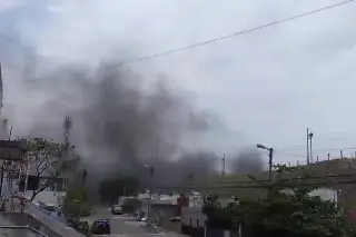 Bomberos de Veracruz atienden quema de llantas en Colinas de Santa Fe. Alertan esto