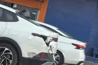 Aparatoso accidente en avenida Rafael Cuervo de Veracruz; hay una mujer lesionada