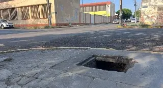 Registros sin tapa representan un peligro para vecinos del centro de Veracruz 