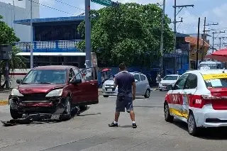 Chocan taxi y camioneta en calles de Veracruz 
