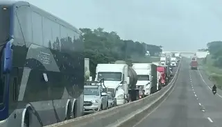 ¿A qué altura? Se registra cierre parcial de circulación en carretera de Veracruz
