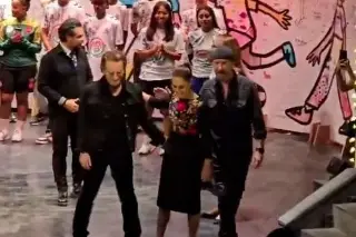 De sorpresa, llega Sheinbaum con integrantes de U2 a evento en CDMX