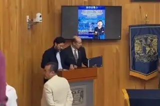Interrumpen y corren al Secretario del Trabajo durante conferencia en la UNAM 