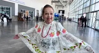 Mas de 46 años de servicio y continúa activa esta maestra de 84 años en Veracruz 