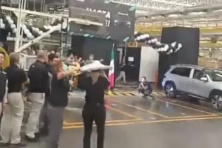 Cantando esta canción, trabajadores despiden a planta automotriz (+Video)