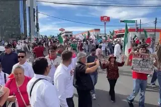 Morenistas marchan para exigir desafuero de Maru Campos en Chihuahua 