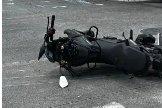 Mujer motociclista sale lesionada tras choque con auto en avenida de Veracruz