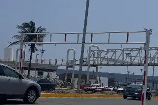 Ya dañaron uno de los señalamientos de altura en el puente Morelos