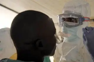 Alerta internacional por brote de ébola en África; despliegan respuesta masiva