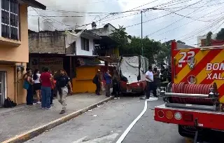 Movilización de bomberos en Xalapa por incendio en una casa; esto ocurrió