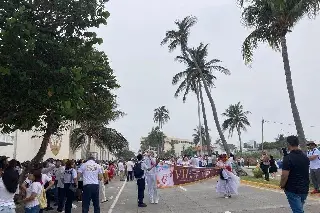 Cientos de estudiantes participaron en el desfile Cívico de bachilleratos de México