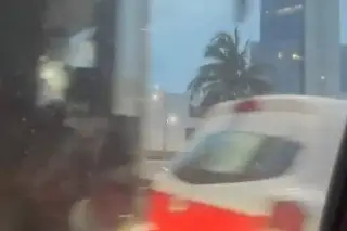 Accidente automovilístico entre Ulúa y taxi afuera de centro comercial de Boca del Río 