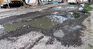 Se quejan por calle en pésimas condiciones en Veracruz 