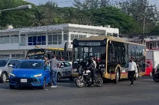 Chocan Ulúa y vehículo particular en calles de Veracruz 