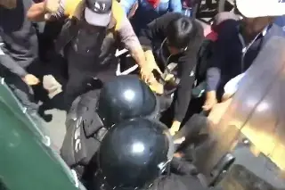 Enfrentamiento entre campesinos y policías en CDMX