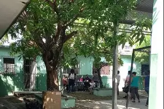 Escuela de Veracruz suma más de 2 semanas sin luz y exigen dinero a padres para reparaciones
