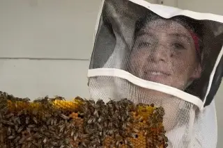 Recibió más de 200 picaduras por rescatar abejas; así nació la historia de Karla Yadira en Veracruz