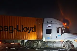 Tráiler se queda varado en plena autopista Veracruz - Cardel 