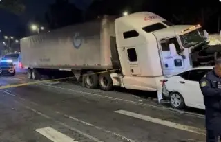 Tráiler provoca aparatosa carambola: 'conductor no rebasa los 25 años'