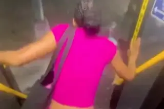 Intenta evitar la corriente al bajar del autobús; no salió como lo había planeado (+Video)