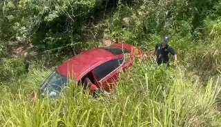Gira varias veces y termina en barranco de carretera Veracruz-Alvarado; iban 2 adultos y 2 niños