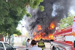 Bomberos atiende incendio en área de limpia pública en Boca del Río 