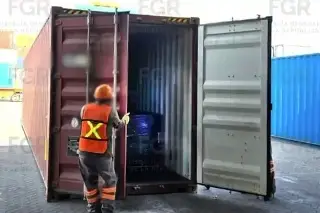 Decomisan miles de litros de sustancia para elaborar drogas en aduana de Manzanillo