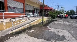 Reportan acumulación de aguas negras en este mercado de Veracruz 