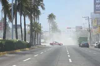 Caen bultos de cemento y cubren de polvo transitada avenida de Veracruz