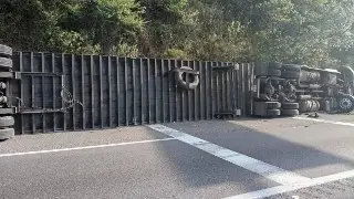 Tráiler vuelca en carretera rumbo al puerto de Veracruz