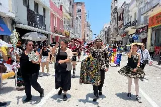 Con rumbata despiden a princeso que fue coronado por Yuri en el Carnaval de Veracruz