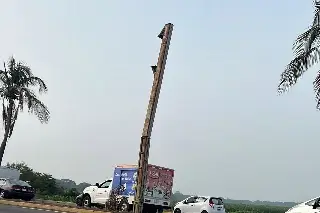 Reportan un poste metálico a punto de caer en la carretera federal Veracruz-Xalapa