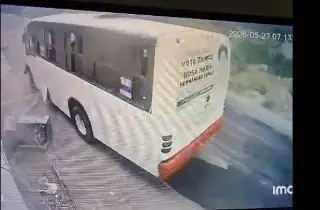 Captan momento en que camión urbano derriba transformador en Palma Real II (VIDEO)