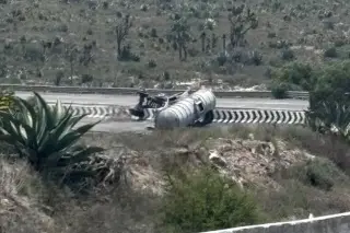 Aparatosa volcadura de pipa en autopista con dirección al puerto de Veracruz