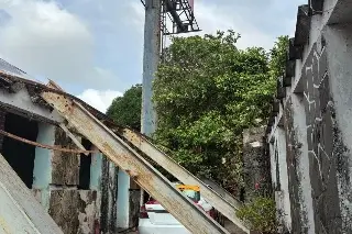 Cae espectacular sobre un taxi en Veracruz 