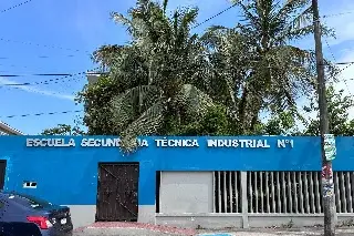 Hubo 'huevazos': estalla conflicto en Secundaria de Veracruz por presunto acoso 