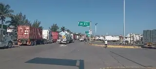 ¡Apagón en puerto de Veracruz! Trailers varados desde ayer 