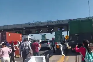Manifestantes toman caseta de Tepotzotlán en la México-Querétaro. Esto exigen