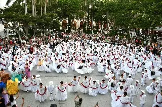 Cientos se visten de jarochos y bailan en el Zócalo de Veracruz 