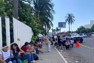 Con sillas y la esperanza de que queden: padres acompañan a sus hijos a presentar examen de UV