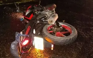 Mujer motociclista grave tras derrapar en la carretera Mata de Pita, en Veracruz