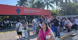 Entre nervios, emoción y actitud positiva jóvenes presentan examen de admisión a la UV 