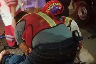 Mujer policía cae de patrulla en Córdoba, Veracruz; la reportan grave 
