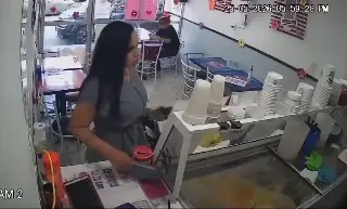 Exhiben a supuesta psicóloga del IMSS que roba calculadora en negocio (+Video)