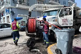 Intervienen alcantarillas, tras el brote de lodo en el centro de Veracruz