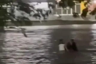 ¿Te atreverías a cruzar en moto una zona inundada de veracruz?