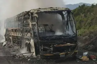 Se incendia autobús turístico en carretera de Veracruz; pasajeros logran escapar