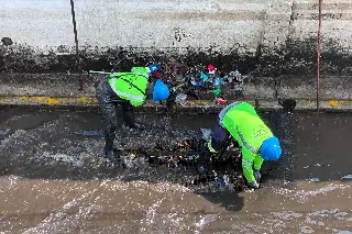 ¡El agua los sorprendió! Alcantarillas tapadas provocan caos y dejan personas varadas