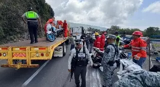 Aparatosa volcadura de tráiler con motocicletas en autopista de Veracruz 