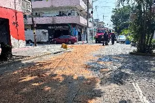Derraman aceite en pleno centro de Veracruz 